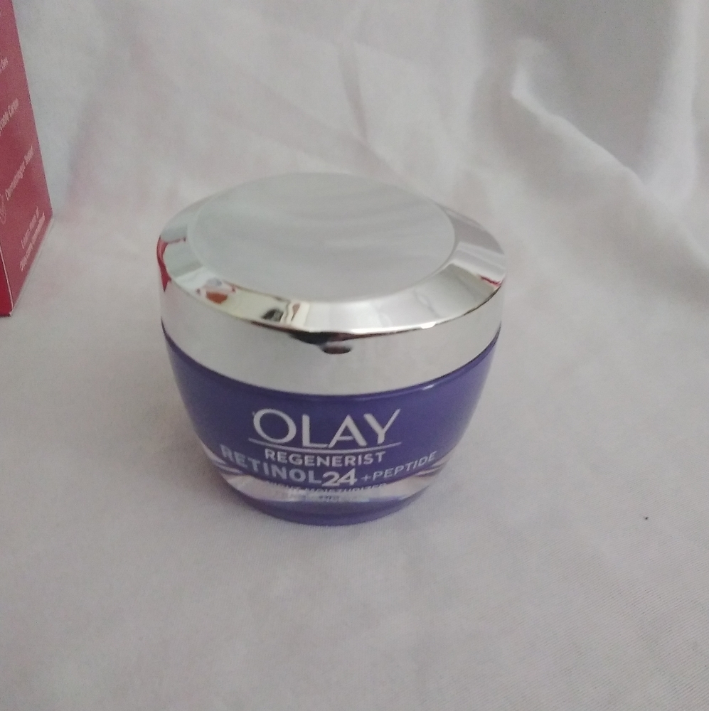 Olay Regenerist Retinol 24 +Peptide Night Hydrating Moisturizer 1.7 oz N… - Picture 2 of 10